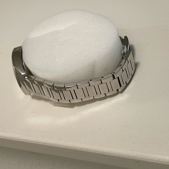 Authentic GUCCI
Stainless Steel Analog Bracelet Watch - Picture 6 of 6